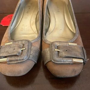 💝💝💝✨💫Women’s suede shoe size 7 1/2 Bandolini brand very good condition